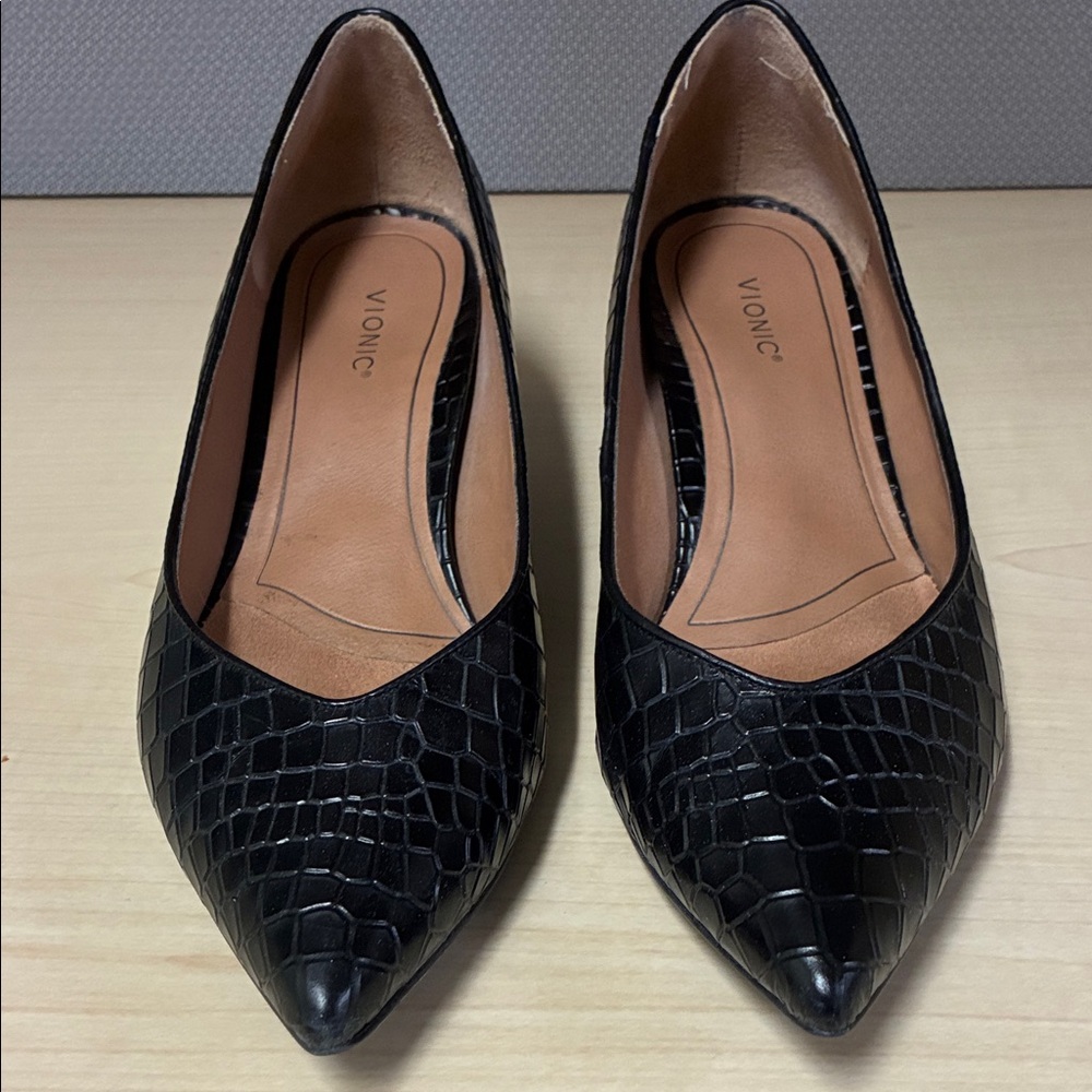 Vionic Black Croc-Patterned Heels